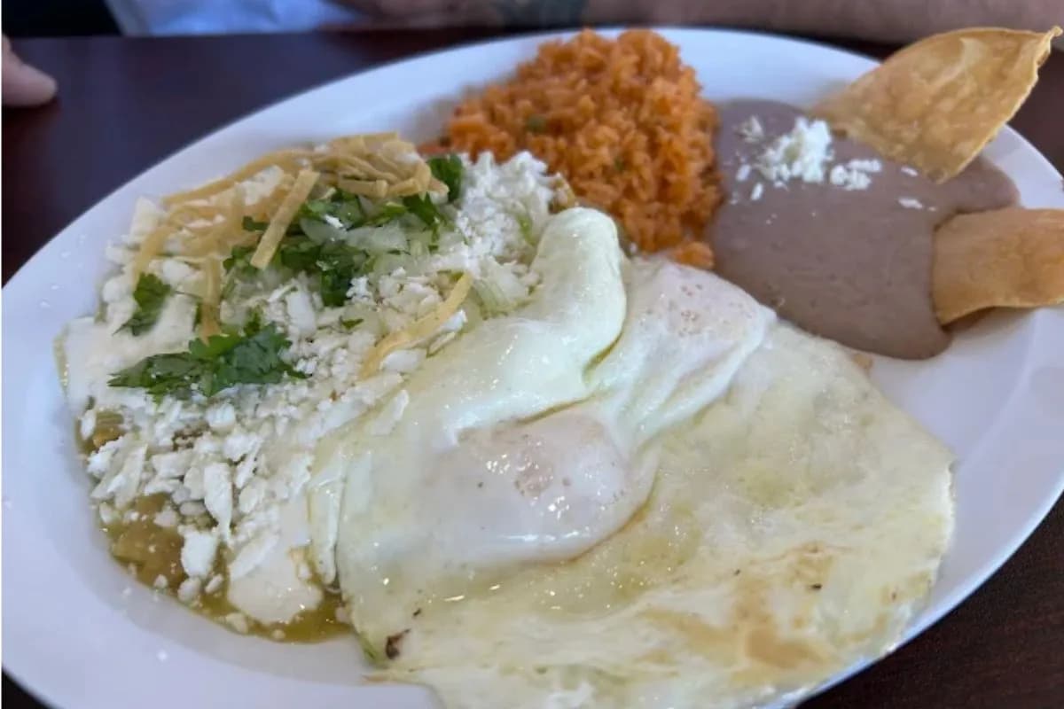 Chilaquiles verdes con huevo