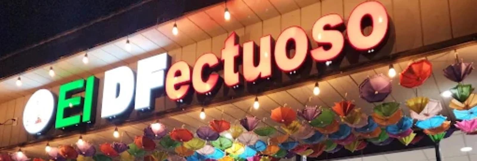 Fachada de El DFectuoso con sombrillas decorativas